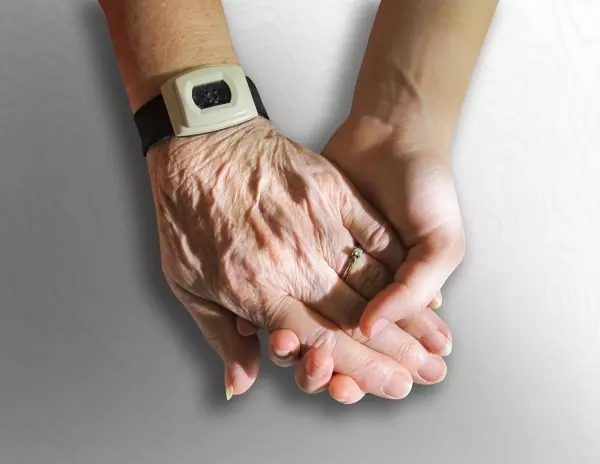 Помощь и внимание: что входит в обязанности социального работника для пожилых людей