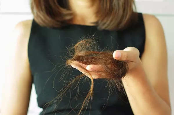 Эксперт назвал причины выпадения волос весной