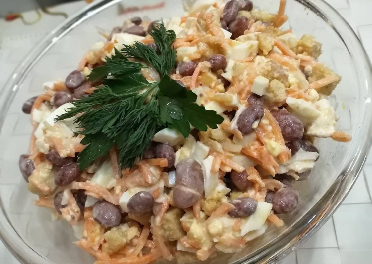 Салат с фасолью, морковью по-корейски, яйцами и майонезом!